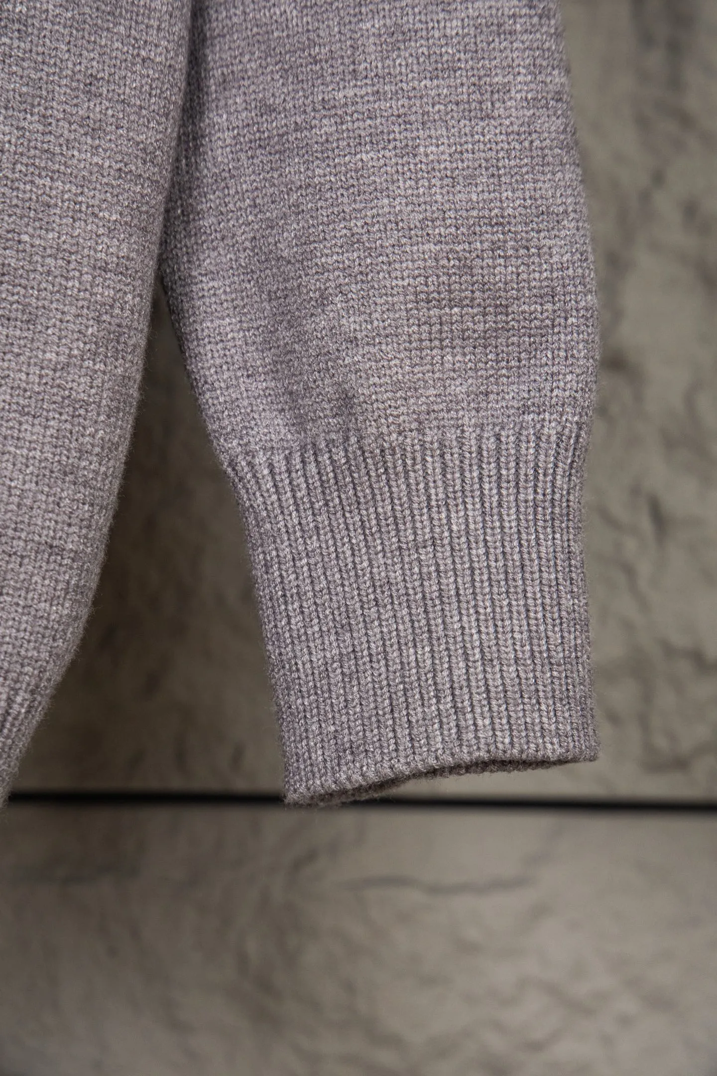 P240 2025 Ralph Lauren #ootddailywear #Autumn and winter sweater #Knitted sweater outfit #ralph lauren sweater #Can be worn by both men and women I finally waited until the Ralph men’s twist sweater half-button chest shirt was put on and it’s finally here! The hottest half-zip sweater! Limited editions every year, there won’t be many models in the store! Ralph Lauren men's half-button sweater has a really nice shape. It can be worn alone or as a coat. It can be worn outside or worn with a shirt~100% pure cotton. #Practical wear. Color, white, navy blue, khaki, gray, size S to Limited editions every year, there won’t be many models in the store! Ralph Lauren men's half-zip twist sweater [Fire R] has a really nice shape. It can be worn alone or as a jacket. It can be worn inside or outside, or it can be worn with a shirt inside ~ 100% pure cotton #Practical wear,, style number, 8023. Color, white, navy blue, khaki, gray, size S to XL